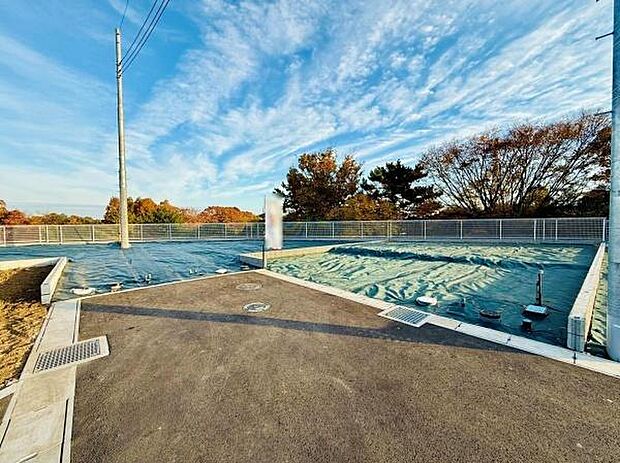 閑静な環境に位置する現地土地写真です。整備された道路とゆとりある敷地が特徴です。四季折々の風景を身近に感じられる立地です。開放感ある空間が広がっています。住まいづくりにぴったりの土地です。
