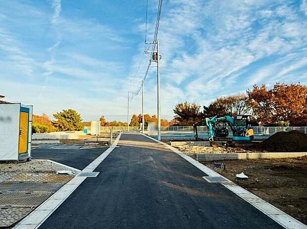 新しく舗装された前面道路が印象的です。周囲には緑も見られ開放感があります。区画の様子がしっかりと確認でき道路幅もしっかり確保されています。整備の進んだ現地の雰囲気が伝わります。