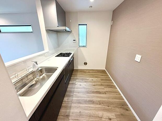 明るく開放的なキッチン空間です。作業スペースが広く効率的に調理ができます。収納も豊富で片付けやすい設計です。シンプルなデザインが魅力的な印象を与えます。床や壁の色合いが調和されており清潔感があります。