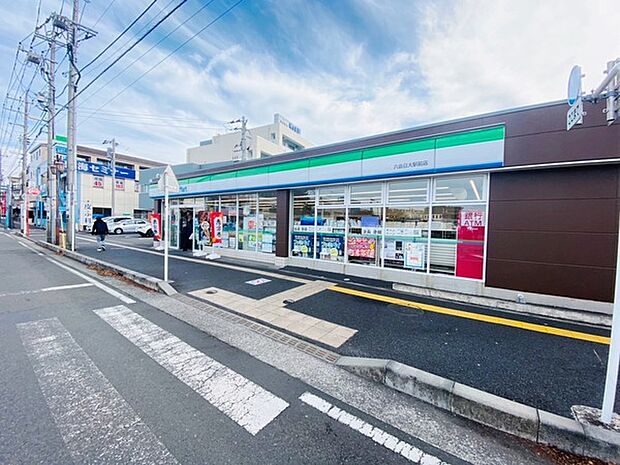 ファミリーマート 六会日大駅前店まで683m
