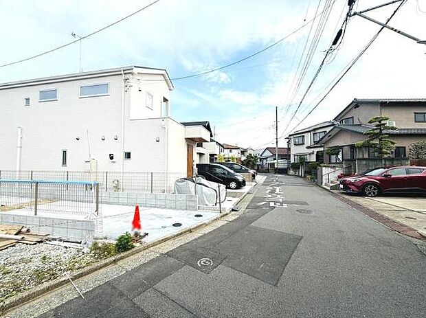 前面道路が広く車の出し入れがしやすい印象です。住宅街ならではの落ち着いた雰囲気が感じられます。周辺の建物も整然としており見通しの良い環境です。清潔感のある道路沿いです。