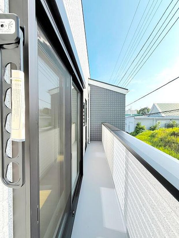 日当たりの良いバルコニーで開放的な空間となっています。ガラス扉からの明るい光が室内にも差し込みます。使いやすい形状でお手入れも簡単です。周囲の眺望も楽しめる設計です。