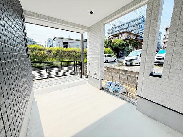 駐車場スペースがしっかりと確保されており車の出し入れもスムーズに行えます。屋根付きで雨の日でも安心して利用できます。周囲の視界も開けていて明るく開放感があります。幅に余裕があり車の乗り降りも快適です。