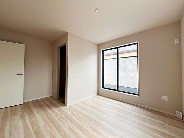 大きな窓から柔らかな光が差し込むリビングです。シンプルな内装が空間の明るさをさらに引き立てます。床材はナチュラルな色合いでさまざまなインテリアに合わせやすいデザインとなっています。