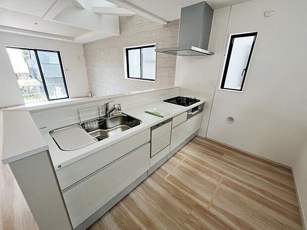 開放感のあるキッチンは明るい窓が多く採光も良好です。シンプルなデザインで空間を広く感じられます。充実した設備が整っており日々のお手入れも簡単です。床の木目調が空間にあたたかみを与えます。