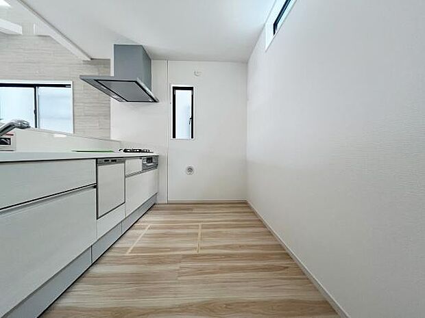 ナチュラルな木目調の床が清潔感を演出します。明るい室内は日差しが差し込みやすい設計です。壁面には窓があり換気にも配慮されています。シンプルで無駄のない空間です。