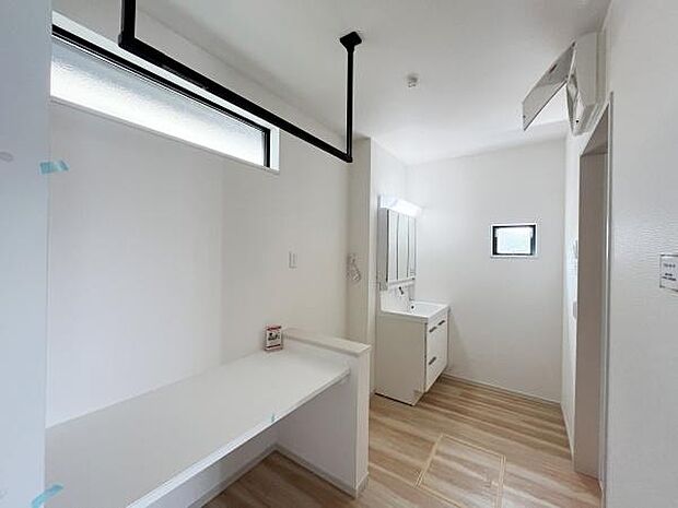 白を基調とした洋室で清潔感のある印象です。室内には明るい光が差し込み開放的な雰囲気が広がります。床材は木目調で落ち着いた空間が演出されています。