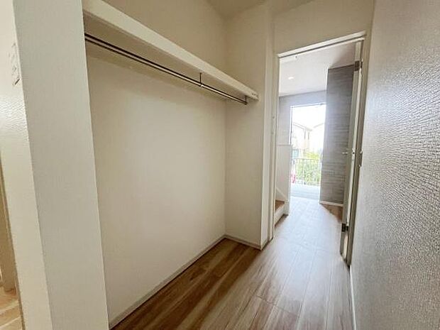 広々とした収納スペースで衣類や小物をスッキリと整理できます。シンプルな造りでお手入れも簡単です。奥行きもしっかりあり使い勝手の良さが魅力です。出入り口も広くアクセスしやすいです。