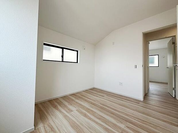 ナチュラルなフローリングが特徴の洋室です。窓からやわらかな光が差し込み室内が明るく保たれます。シンプルな内装でインテリアのアレンジがしやすい空間です。