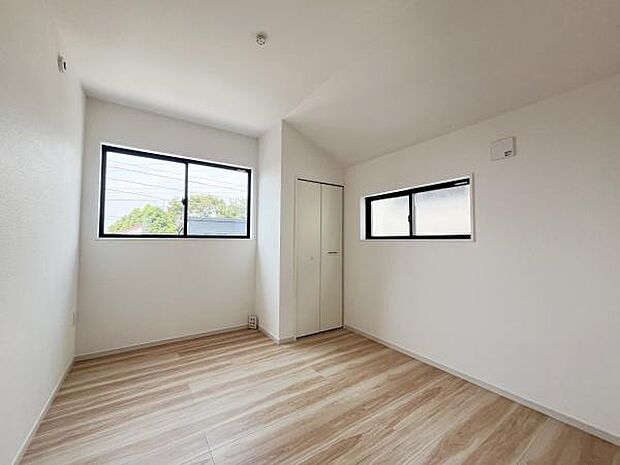 二面採光で室内がすっきりと明るく感じられます。シンプルな内装が様々なインテリアに合わせやすい空間です。収納スペースも備わっておりお部屋を広く使いやすい設計になっています。