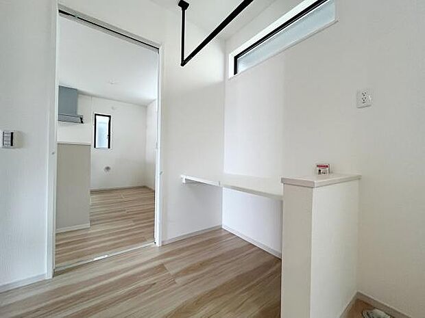 すっきりとした室内が印象的で光がよく入る設計です。ホワイトとナチュラルな床材が空間を引き立てます。収納やデスクスペースとしても活用できるエリアが設けられています。開口部が多く室内が明るい雰囲気です。