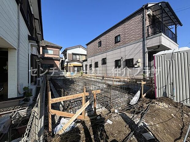 住宅が建ち並ぶ閑静なエリアに位置しています。周囲との調和が取れた環境が印象的です。日差しがしっかり入る立地で明るい雰囲気が感じられます。整然とした街並みに囲まれています。
