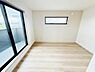 洋室：明るい光が差し込む洋室です。シンプルな内装で家具のレイアウトがしやすいです。窓から外の景色が楽しめます。フローリングが清潔感を演出しています。使い勝手のよい形状が特徴です。