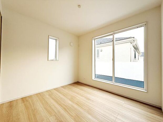 大きな窓から自然光がたっぷり入り明るい雰囲気が広がります。シンプルで使いやすい洋室は家具の配置もしやすい設計です。床の色味が落ち着いた印象を与えさまざまなインテリアと調和します。