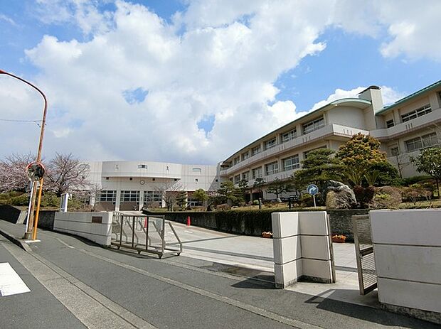 藤沢市立藤ケ岡中学校まで968m