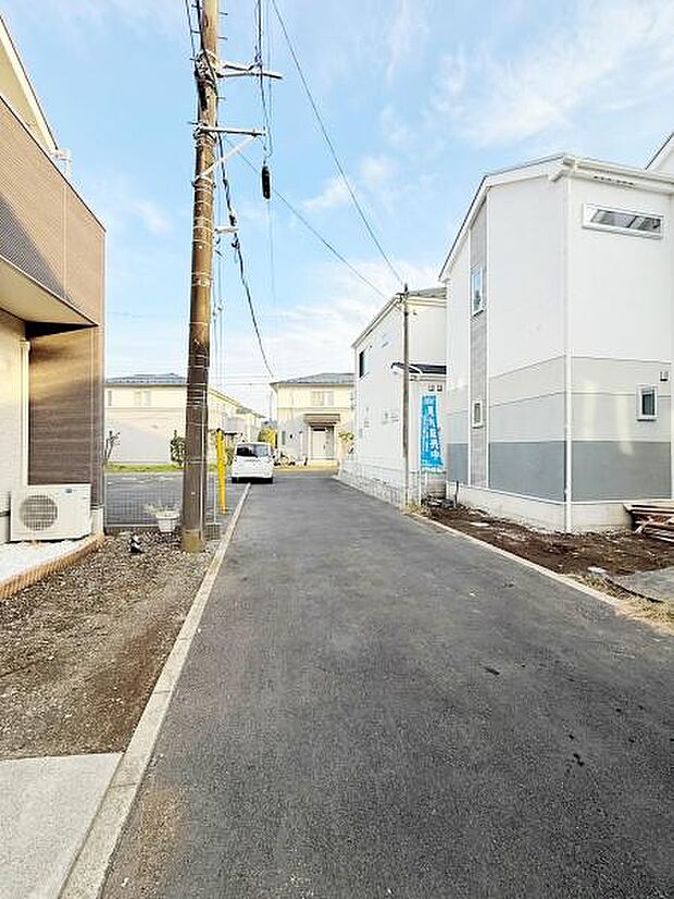 前面道路は幅員が確保されており車の通行や駐車がしやすい環境です。周囲には新しい住宅が建ち並び明るい雰囲気が広がっています。道路沿いに無駄な障害物が少なくすっきりとした印象です。