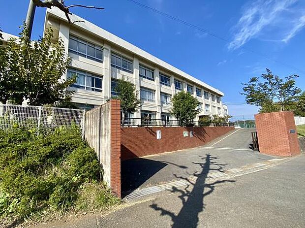 藤沢市立滝の沢中学校まで962m、学校教育目標『笑顔で挨拶』目指す学校像『ひとりになれる(自立・自律)ひとつになれる(共生・協働)生徒の育成を目指す学校』