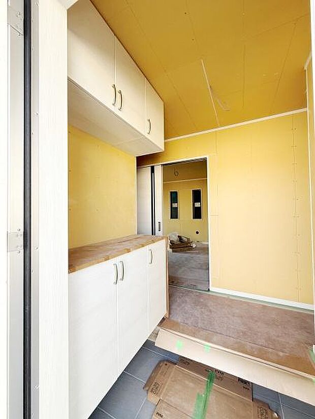 玄関には収納スペースがしっかりと備わっています。スッキリとしたデザインで使い勝手も良好です。壁や天井の明るい色合いが印象的です。室内への動線も確保されており快適に使えます。