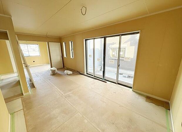 2号棟。大きな窓からたっぷりと光が入るリビングです。開放感のある空間が広がっています。ゆったりとした間取りで自由なレイアウトが可能です。リビングと隣接したスペースもあり使い勝手の良さが魅力です。