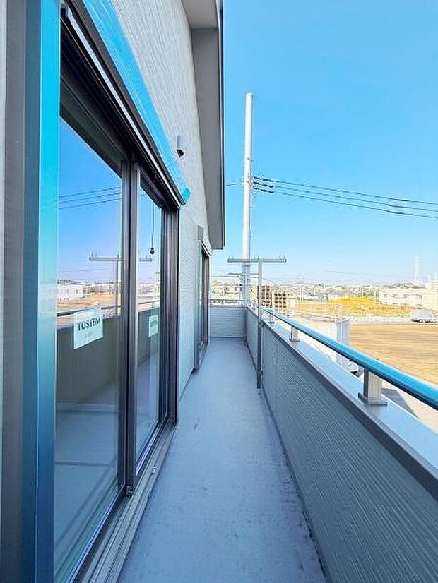 広々としたバルコニーは開放感のあるスペースとなっています。手すり部分のデザインもシンプルで使いやすさが感じられます。日当たりが良く明るい雰囲気が魅力的です。周囲の眺望も楽しめます。