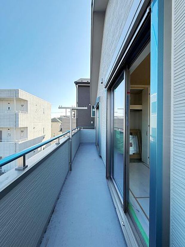開放感のあるバルコニーは晴れた日によく映えるデザインです。広さを感じさせる設計で使い方もさまざまに工夫できます。シンプルな手すりと外壁が全体をすっきりとまとめています。