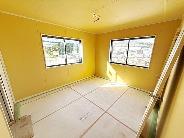 2面の大きな窓から光がたっぷり入る洋室です。角部屋ならではの開放感が魅力的です。形が整っているので使いやすい空間です。新築の清潔感も感じられます。