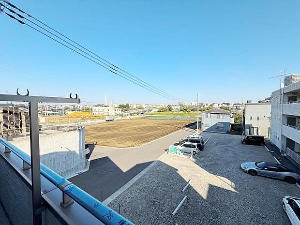 開放感のある眺望が広がります。遠くまで視界が抜け周辺の様子も見渡せます。晴れた日には青空を楽しめます。車の出入りもしやすい配置です。