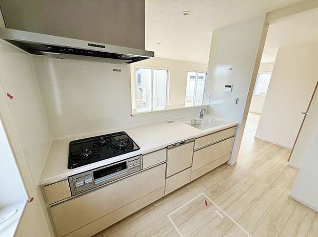 明るい色合いのキッチンは室内全体がすっきりと見えます。広々としたカウンターで作業がしやすいです。収納も豊富で使い勝手に配慮されています。窓からの光が心地よく入ります。