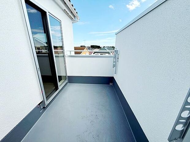 広々としたバルコニーは開放感のある空間が魅力です。周囲の住宅街を見渡すことができます。壁面も高く安心してご利用いただけます。スッキリとしたデザインは使い勝手も良好です。