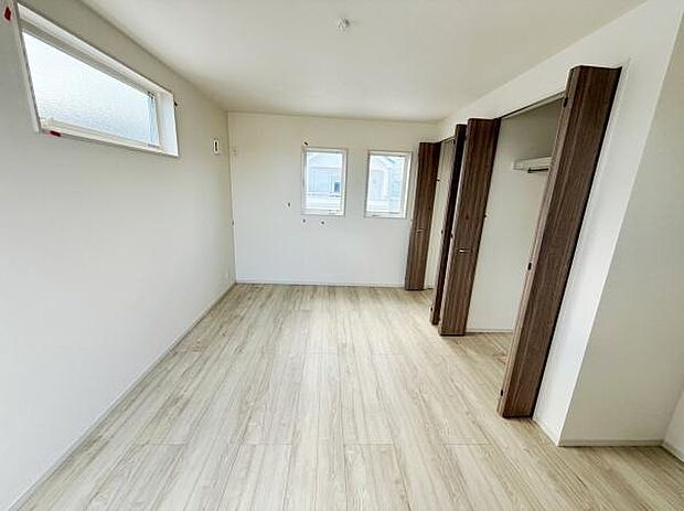 窓が複数あり自然光がしっかり入ります。収納スペースも確保されておりすっきりとした空間です。