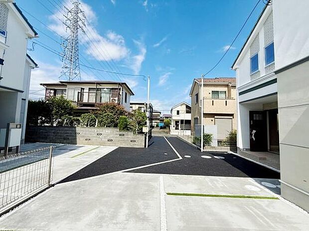 前面道路が広々としており交通の便が良い立地です。現地の明るい雰囲気が際立っています。周辺の住環境も整っており快適な暮らしが期待できます。現地写真から清潔感が伝わります。