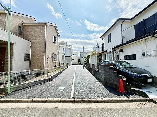 前面道路は舗装されており移動しやすい環境です。周辺の住宅は整っていて落ち着いた街並みが広がっています。道路幅も確保されているため車の出入りもスムーズです。