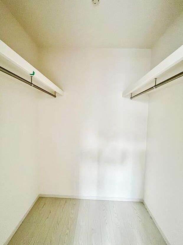 広々とした収納スペースです。両側にハンガーパイプが設置されており衣類を整理しやすい造りです。床面もフラットで使いやすさを感じられます。シンプルな内装なので好みに合わせたアレンジが可能です。