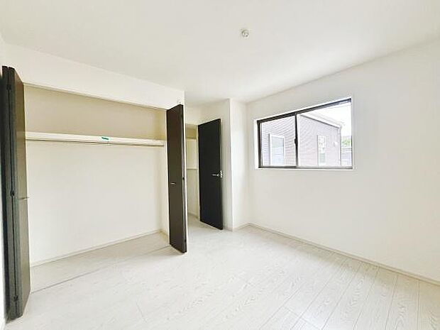 シンプルですっきりとした収納スペースが特徴です。クローゼットは使いやすい設計となっています。室内全体に明るさが広がる印象です。無駄のないつくりで整理整頓がしやすいです。