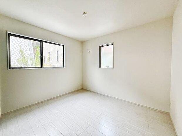 二面採光の洋室で室内全体が明るく感じられます。シンプルな内装ですのでお好みに合わせてアレンジしやすい空間です。白を基調とした床と壁が清潔感を演出しています。ナチュラルな雰囲気が感じられる洋室です。