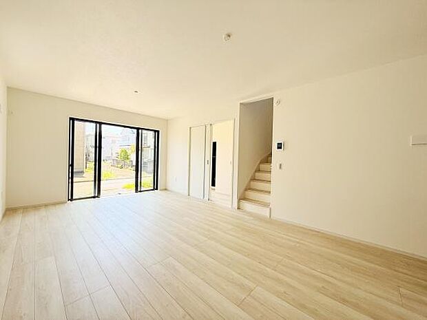 大きな窓からしっかりと光が入り開放感があるリビングです。床はナチュラルな色合いで室内がすっきりとした印象です。白を基調とした内装が清潔感を与え過ごしやすい空間になっています。