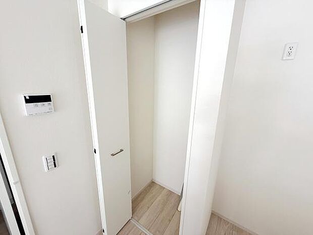 扉付きの収納スペースが設けられておりすっきりとした空間を保ちやすい仕様です。収納内部もゆとりがあり使い勝手を重視した設計です。ホワイトカラーで室内に調和しやすい点もポイントです。