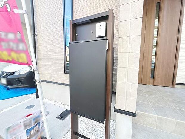 玄関まわりには宅配ボックスが設置されており利便性が感じられます。スタイリッシュなデザインで外観と調和しています。段差の少ないアプローチで玄関までの移動もスムーズです。
