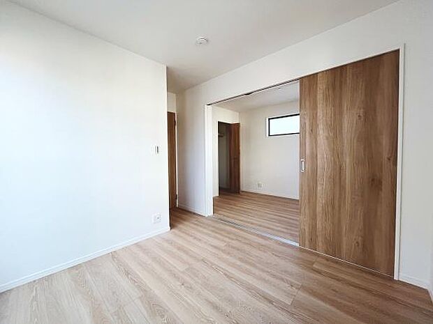 ナチュラルな木目のフローリングが印象的です。白い壁と調和し室内が明るく広く感じられます。スライド式の建具で空間の使い分けも可能です。窓から自然光が差し込み開放的な雰囲気が広がります。