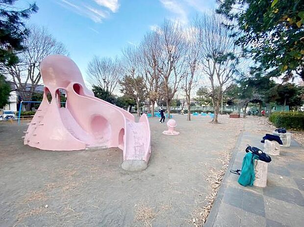 渋谷原公園まで214m、タコの形のすべり台がある公園です。「タコ公園」とも呼ばれて親しまれています。
