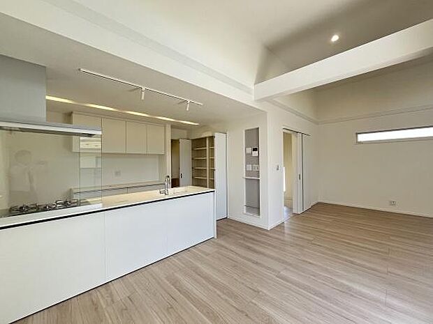 開放感のあるリビングが特徴です。シンプルな内装でアレンジしやすい空間となっております。天井の高さがより広く感じられる印象です。大きな窓で採光が確保されています。収納スペースも設けられています。