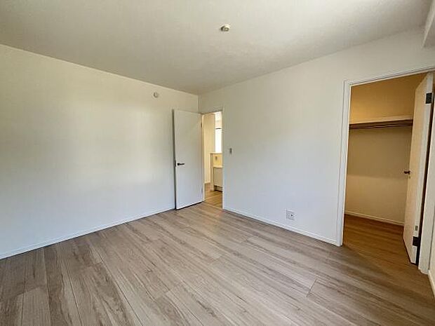 収納スペースが充実したお部屋です。クローゼットが広く様々なアイテムを整理できます。室内はシンプルで使い勝手の良い印象です。扉の開閉もスムーズで日々の整理整頓に役立ちます。