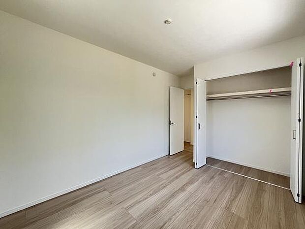 収納スペースが広めに設けられているため衣類や荷物もすっきり整理できます。扉付きで生活感を隠せる点も魅力です。室内は明るく壁面も使いやすい形状です。シンプルなデザインで使いやすさが際立ちます。