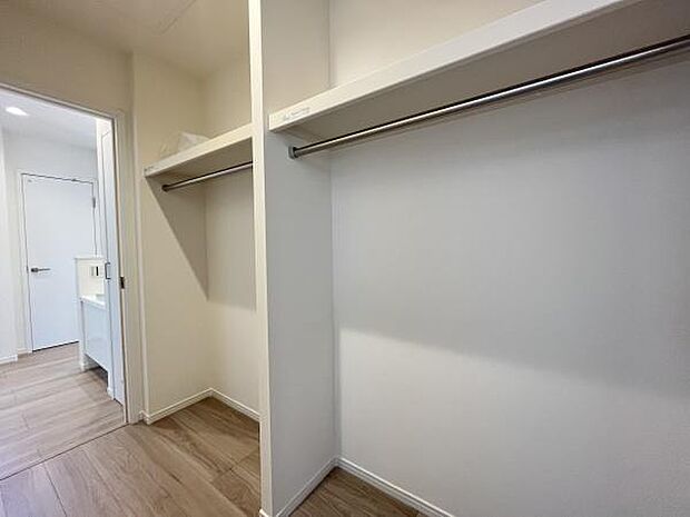 シンプルなデザインでお手入れもしやすい収納スペースです。使い勝手の良いハンガーパイプ付きで衣類の整理もしやすくなっています。棚も設置されており様々なアイテムを分けて収納できます。
