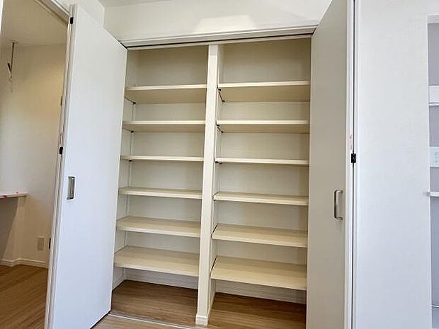 扉付きで中身を隠せる可動棚が豊富に設置されている収納です。棚の高さを調整できるため様々な物の整理がしやすい仕様です。白を基調としたデザインが清潔感を演出しています。