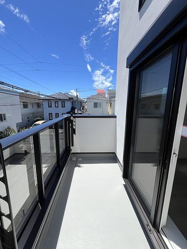 開放感のあるバルコニーは日当たりが良く空を広く感じられる空間です。ガラス手すりが建物をスタイリッシュに演出しています。隣接する大きな窓から出入りもしやすく日々の生活に利便性をプラスします。