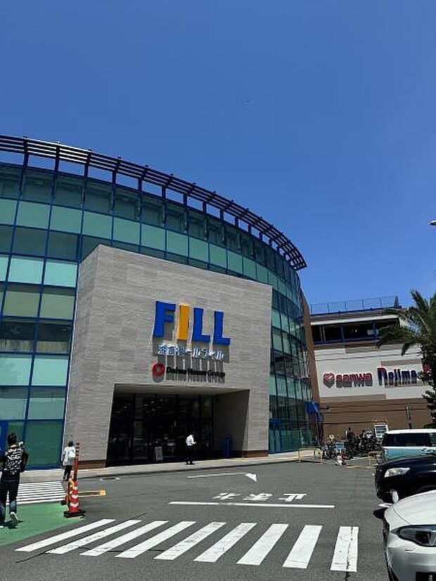 湘南モールFILLまで900m、1階と2階に分かれた広いフロアに、様々な専門店、レストラン、フードコート、アミューズメントなど盛りだくさんな商業施設。