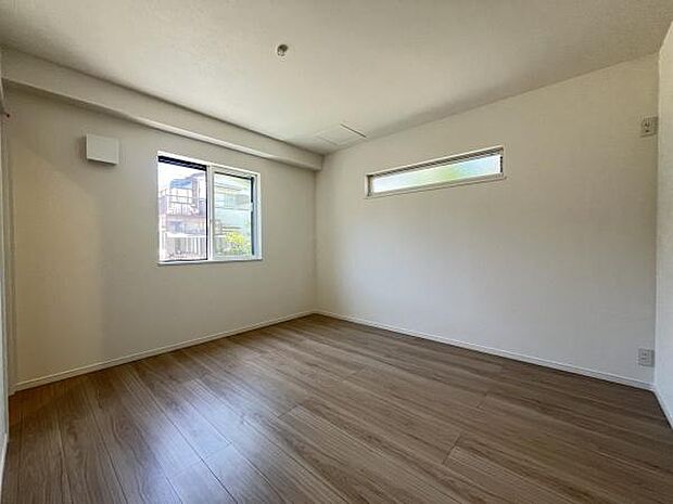 洋室はシンプルで使いやすいレイアウトになっています。床は落ち着いた色合いでご自身の家具とも合わせやすいデザインです。窓が2か所あり日中は自然光をしっかり取り込めます。