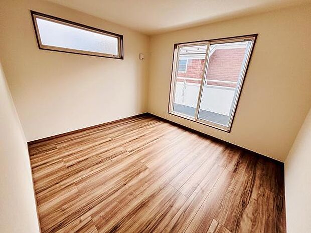 二面採光で室内が明るく落ち着いた雰囲気の洋室です。木目調の床が空間にあたたかみをプラスしています。バルコニーへの出入りもスムーズで快適に使えます。シンプルな内装なのでお好みのレイアウトが可能です。