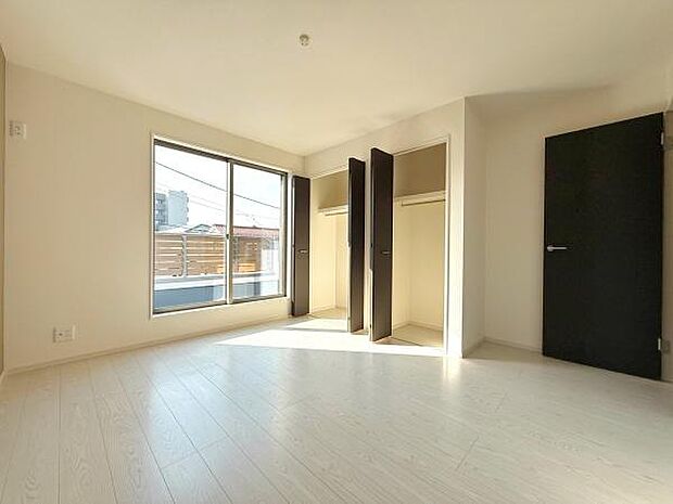 明るい陽射しが差し込む洋室です。広々とした空間で床や壁の色合いが落ち着いた雰囲気を演出しています。収納スペースも充実しておりお部屋をすっきりとお使いいただけます。